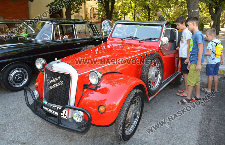 35 ретро красавици в Баните, екскметът на Хасково с лимитирана Тойота