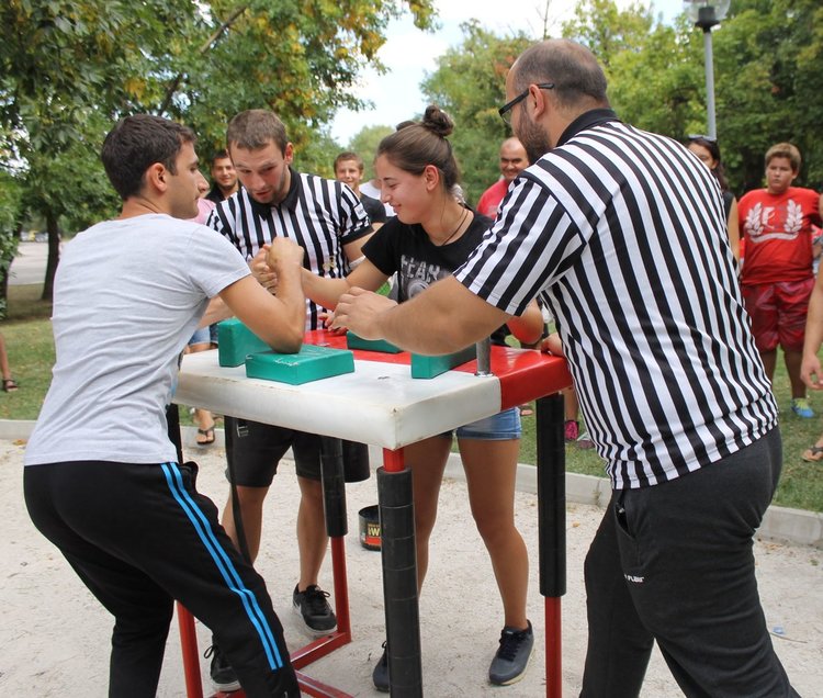 Димитровградчанка се състезава наравно с мъжете в турнир по канадска борба