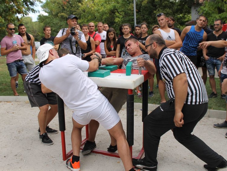 Димитровградчанка се състезава наравно с мъжете в турнир по канадска борба