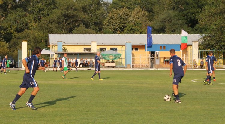 С победа на "Берое" завърши срещата със звездния отбор на ФК Димитровград