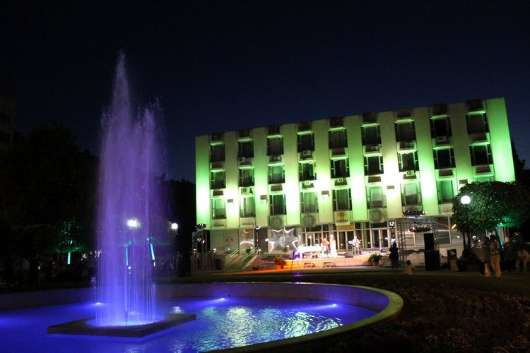 Пиано барът бе разположен около шадравата пред сградата на съда