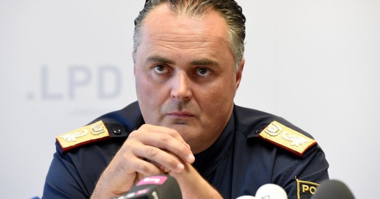 Министърът на отбраната на Австрия обвини Меркел за проблема на страната му с бежанците