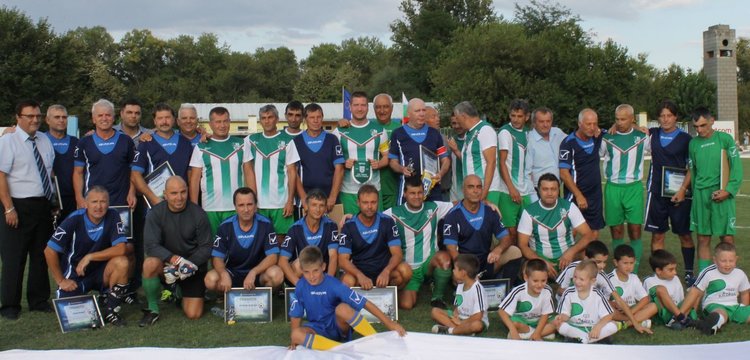 Обща снимка на двата отбора