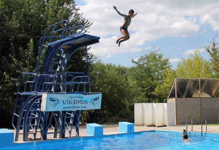 Водни игри на басейна преди мото партито на "Викингите"