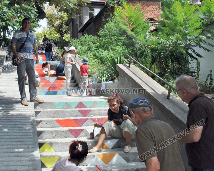 Стълбище в Хасково грейна като чипровски килим, идеята от Рио