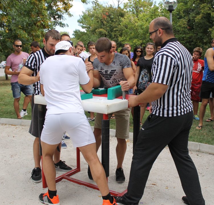 Димитровградчанка се състезава наравно с мъжете в турнир по канадска борба