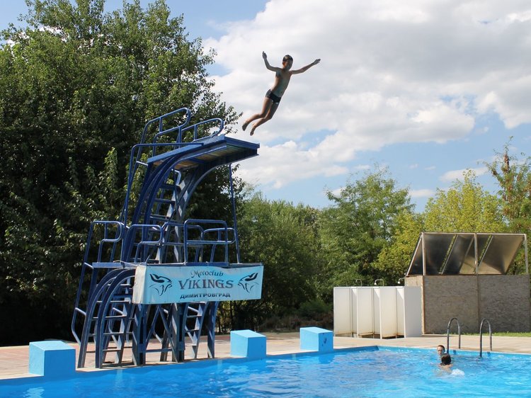 Водни игри на басейна преди мото партито на "Викингите"