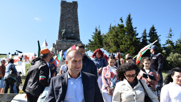 Хиляди българи почитат героите от Шипченската епопея