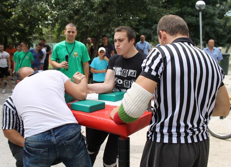 Димитровградчанка се състезава наравно с мъжете в турнир по канадска борба