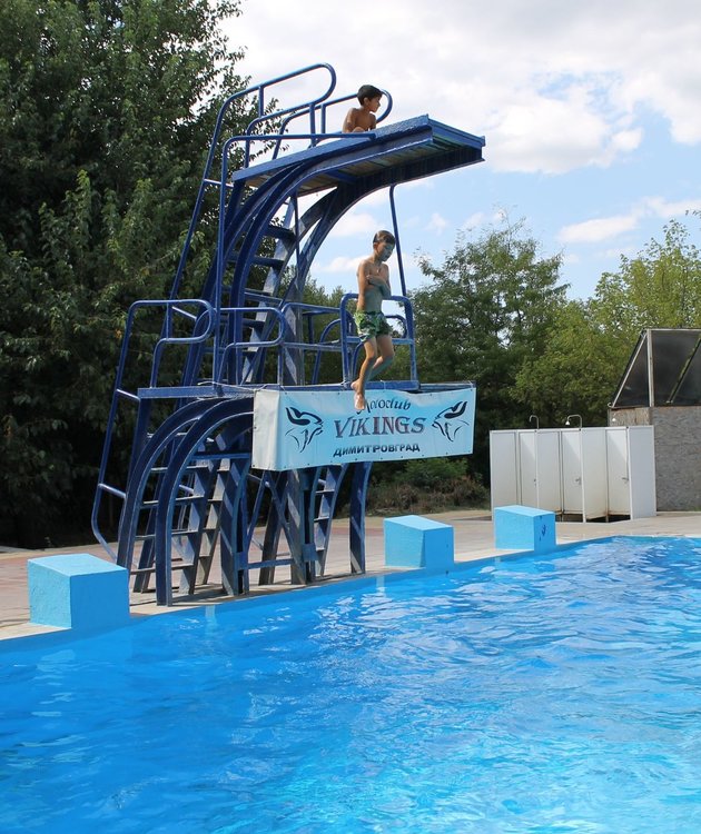 Водни игри на басейна преди мото партито на "Викингите"