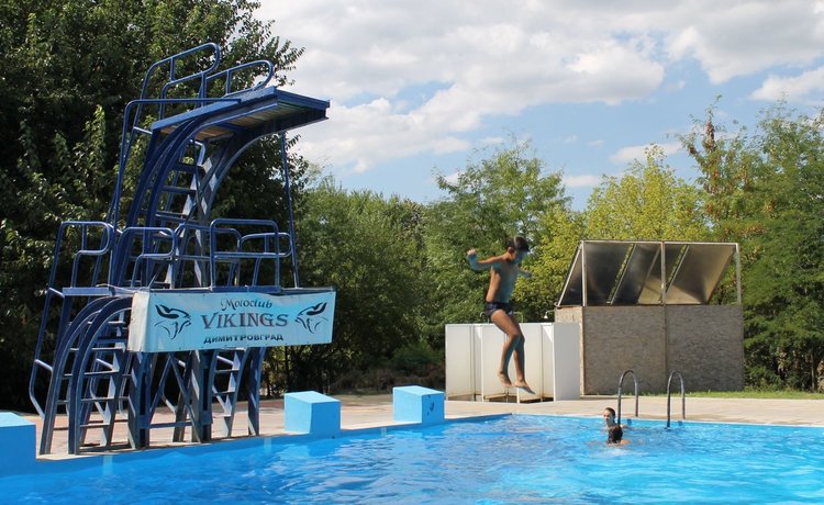 Водни игри на басейна преди мото партито на "Викингите"