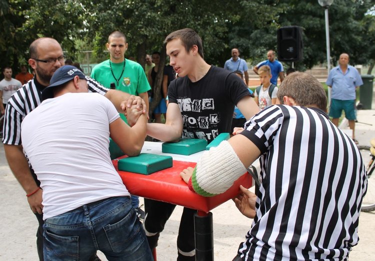 Димитровградчанка се състезава наравно с мъжете в турнир по канадска борба