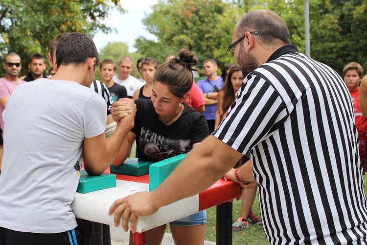 Димитровградчанка се състезава наравно с мъжете в турнир по канадска борба