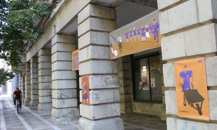 30 компютърни графики на художника Мирослав Моновски от няколко дни са разположени на източната колонада на бул."България"