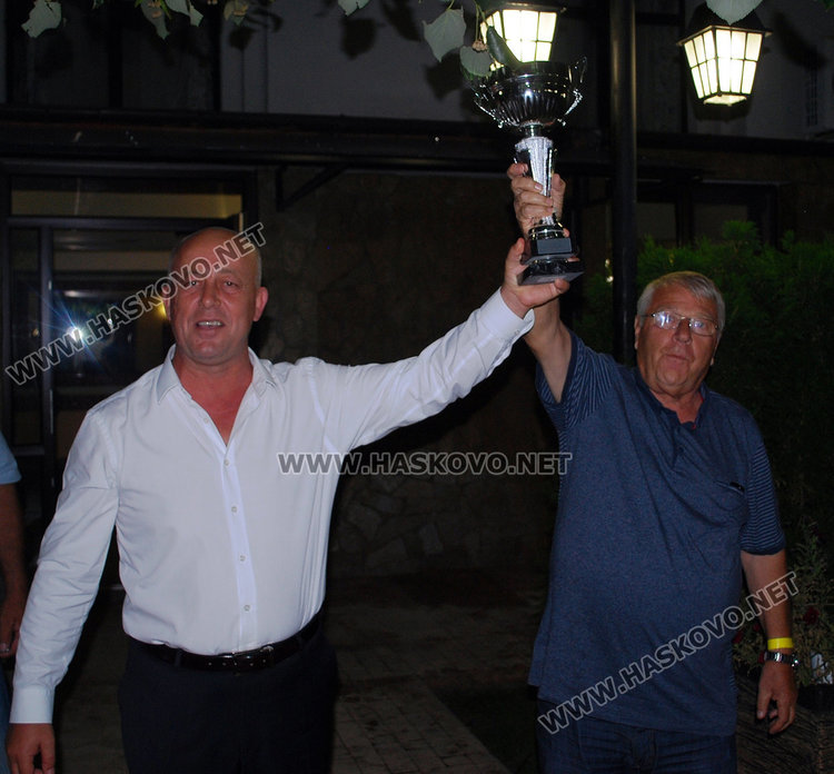 Победителят от ретропарада получава наградата си от кмета Мюмюн Искендер