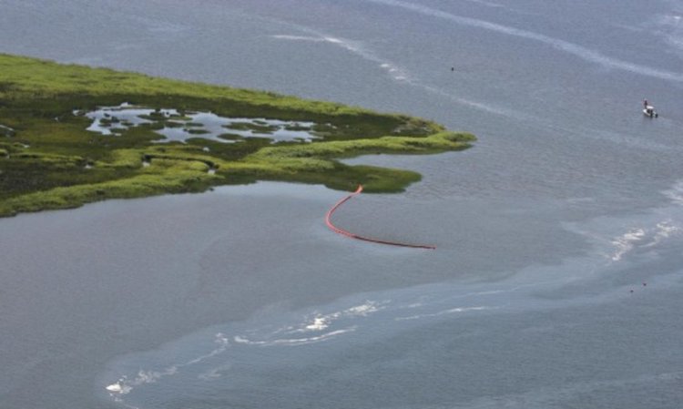Малък самолет падна в езеро, двама са изчезнали