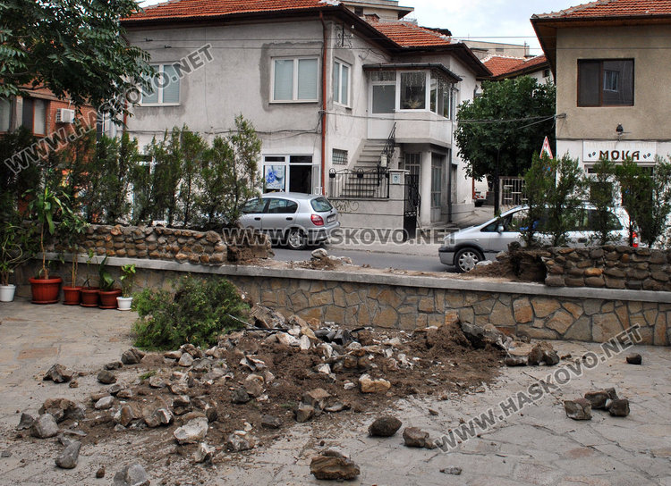 Трезвен качи мерцедес върху ограда в центъра на Хасково