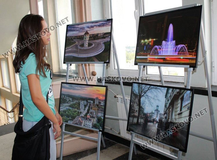 Изложбата бе разположена на 14-ия етаж в кметството