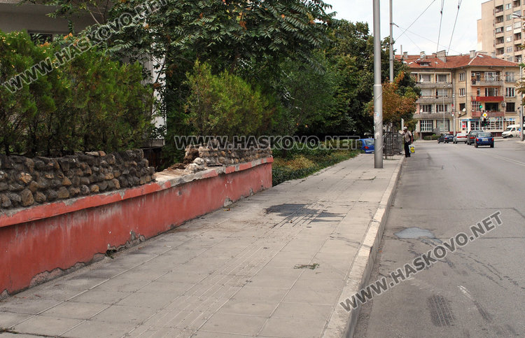 Трезвен качи мерцедес върху ограда в центъра на Хасково