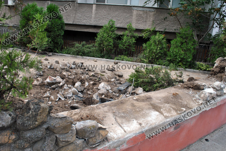 Трезвен качи мерцедес върху ограда в центъра на Хасково