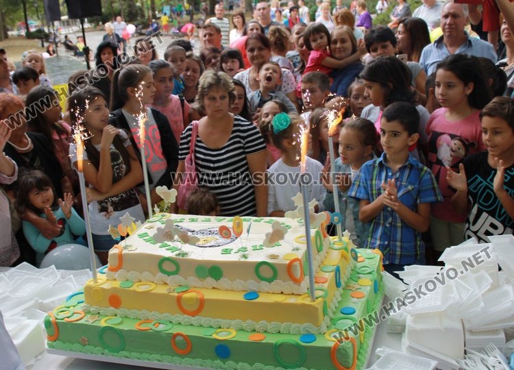 С торта и празник децата на Димитровград отбелязаха празвика на града