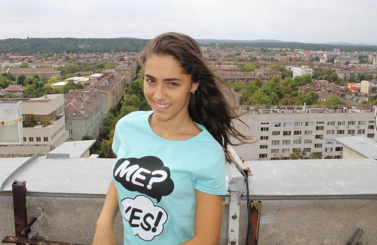 Млади хора и деца бяха сред посетителите на покрива на сградата на Общината