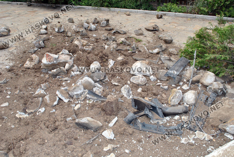 Трезвен качи мерцедес върху ограда в центъра на Хасково