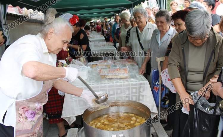 Огромна опашка от желаещи да опитат курбана, даван за здравето на жителите на Община Димитровград се изви пред храм "Св.Димитър" 