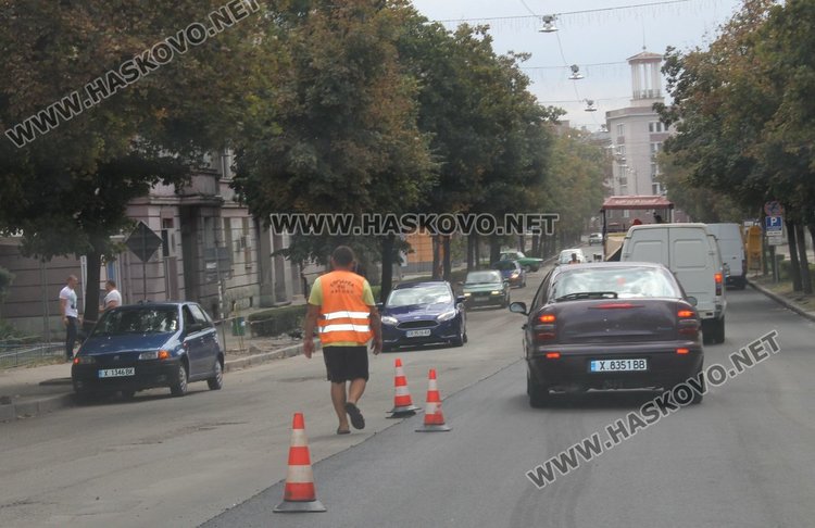 Започна полагането на асфалт по част от бул."Трети март"