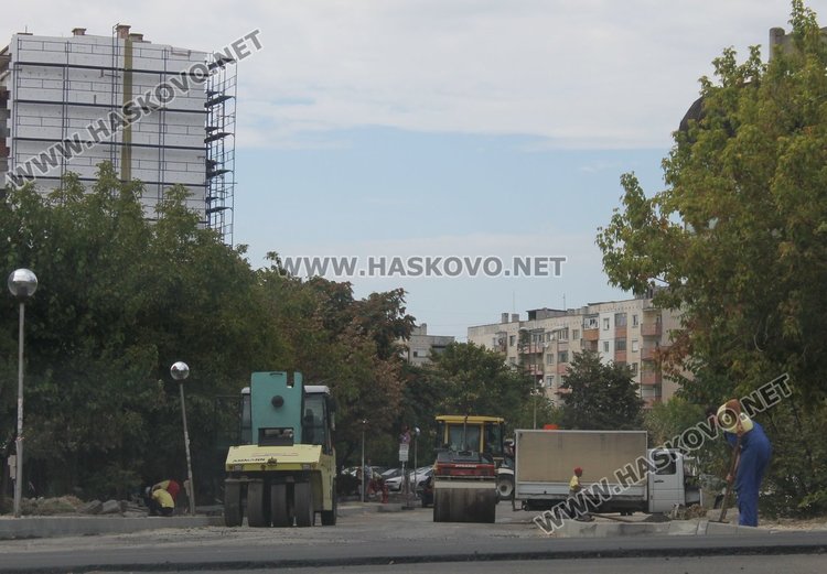 Нова настилка се поставя и по част от ул."Ем.Станев"