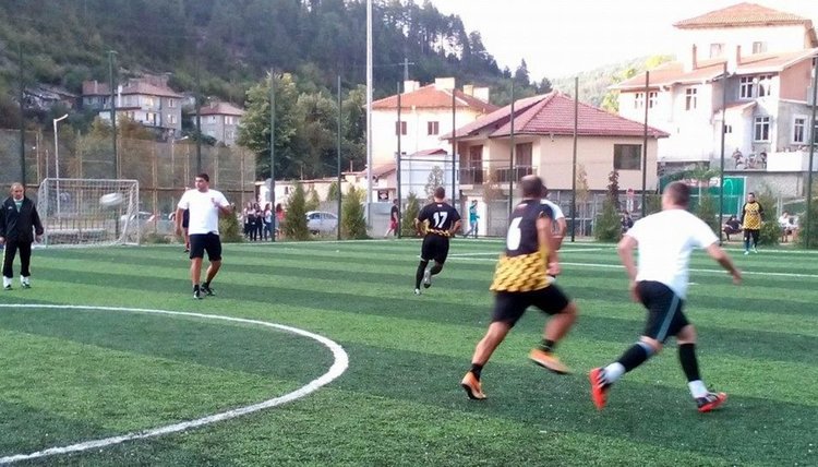 Отборът на Община Смолян грабна "Купата на кмета" на Мадан