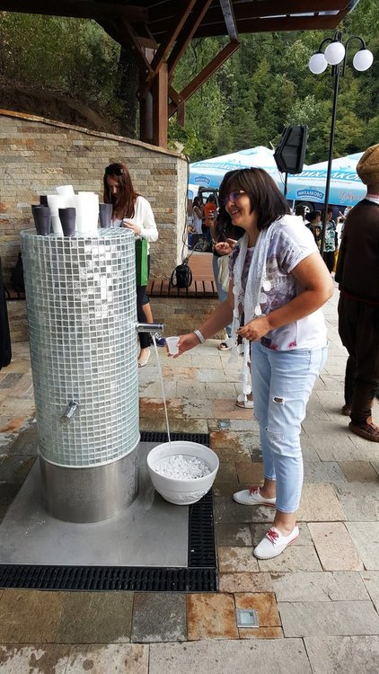 Обществена чешма с газирана вода бликна в Михалково, депутат призова държавата да подкрепи Община Девин