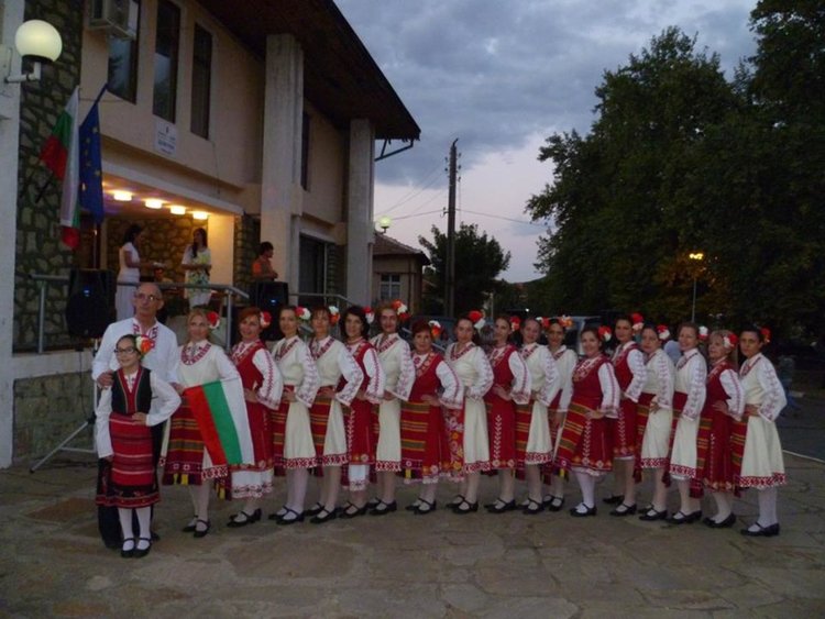 Ансамбъл”Пъстро хоро”от  Кърджали  омагьоса съборяните в Николово