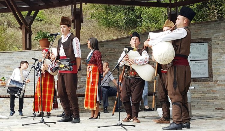 Обществена чешма с газирана вода бликна в Михалково, депутат призова държавата да подкрепи Община Девин