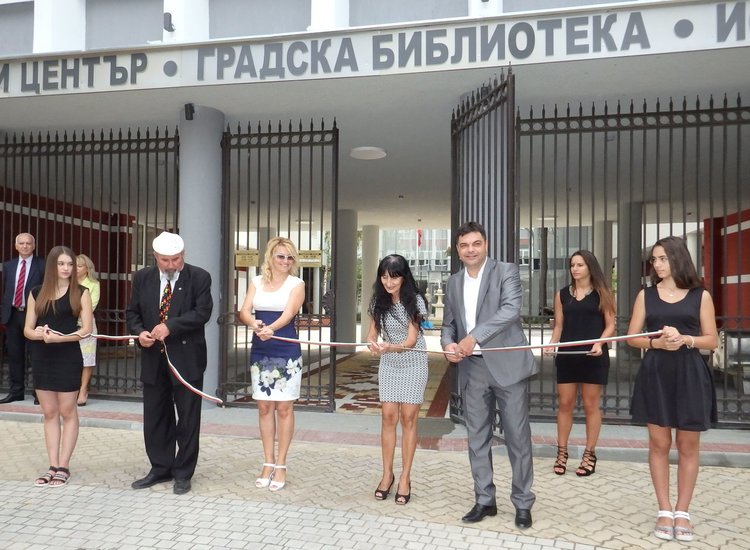С прерязване на лента бяха открити обновените сгради на музея и библиотеката