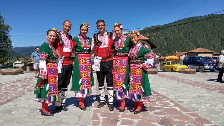  Танцов състав ,"Тракия" се завърна със златен медал от Националния фестивал "Дар от природата "Говедарци".