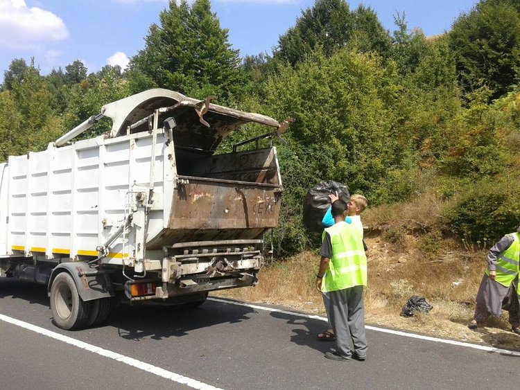 Десетки чували с боклуци събраха кирковчани край пътя от Маказа до спирка Подкова