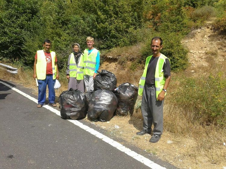 Десетки чували с боклуци събраха кирковчани край пътя от Маказа до спирка Подкова