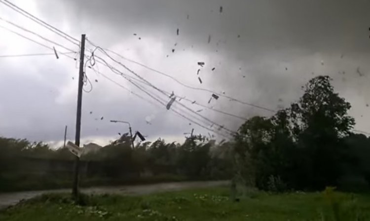 Торнадо в Русия: Трески, животни и кран във въздуха