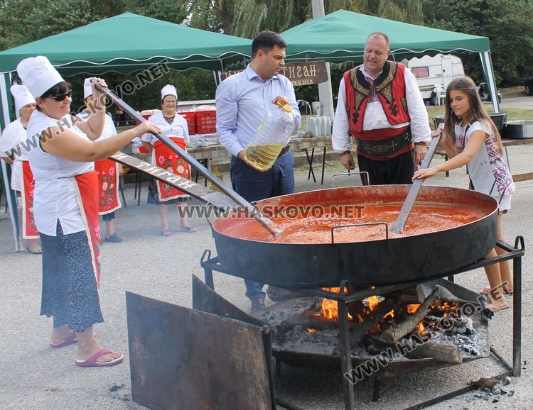 Приготвиха 500 кг. лютеница в големия тиган в парк "Марица"