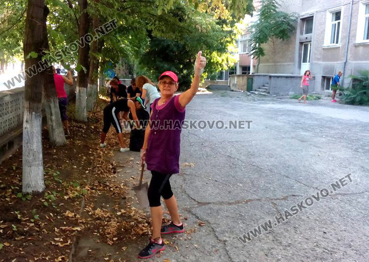 Училищна шефка прекопава градинки и чисти двора на Спортното