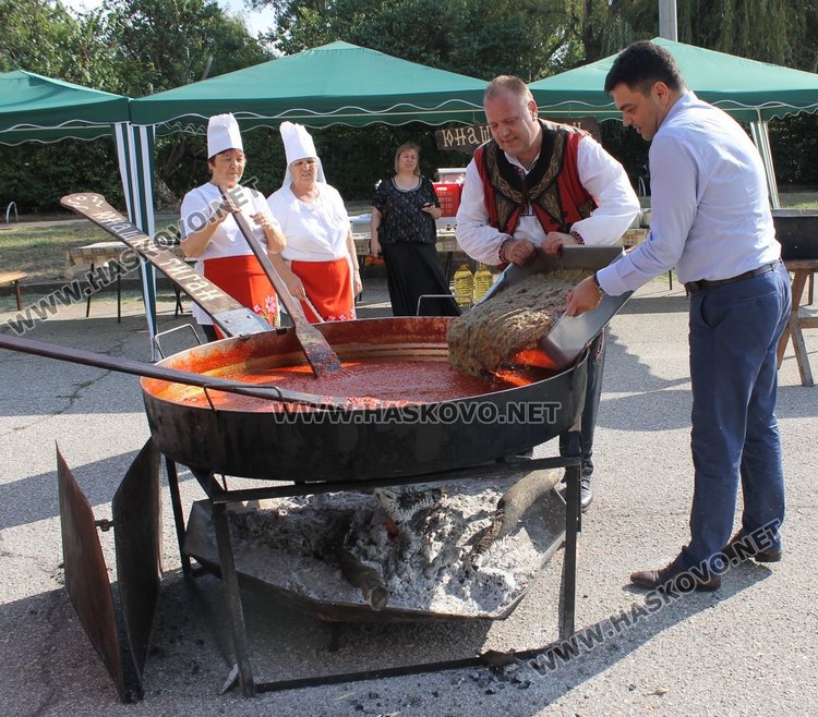 След обяд кметът Иво Димов се включи в подготовкката