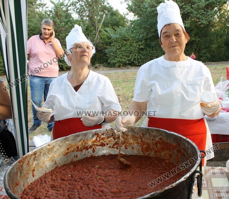Приготвиха 500 кг. лютеница в големия тиган в парк "Марица"