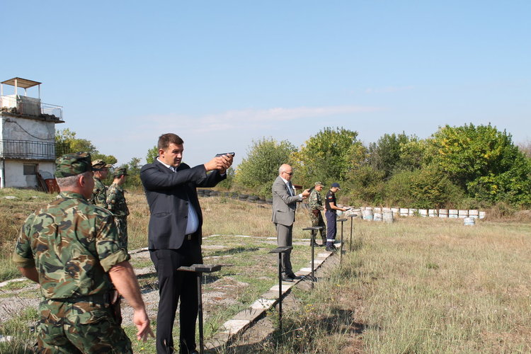 Областният управител гърмя с „Макаров“ срещу полицаи и военни, в турнир  