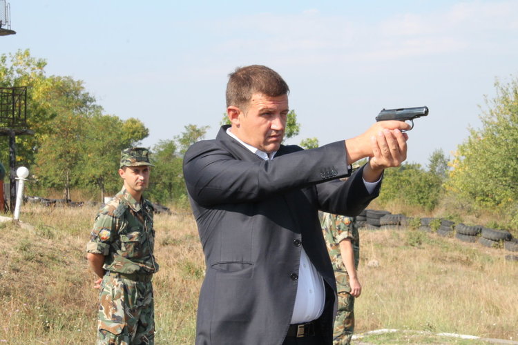 Областният управител гърмя с „Макаров“ срещу полицаи и военни, в турнир  