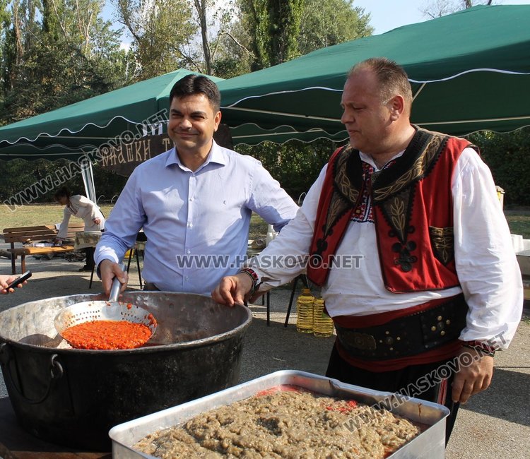 Приготвиха 500 кг. лютеница в големия тиган в парк "Марица"