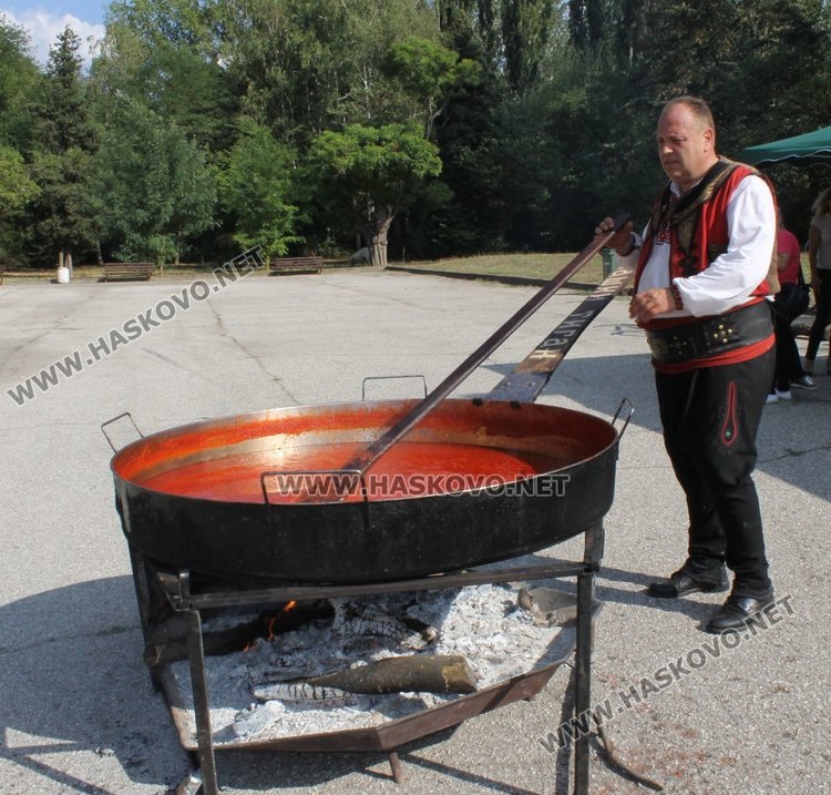 Приготвиха 500 кг. лютеница в големия тиган в парк "Марица"