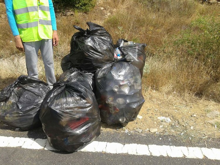 Десетки чували с боклуци събраха кирковчани край пътя от Маказа до спирка Подкова