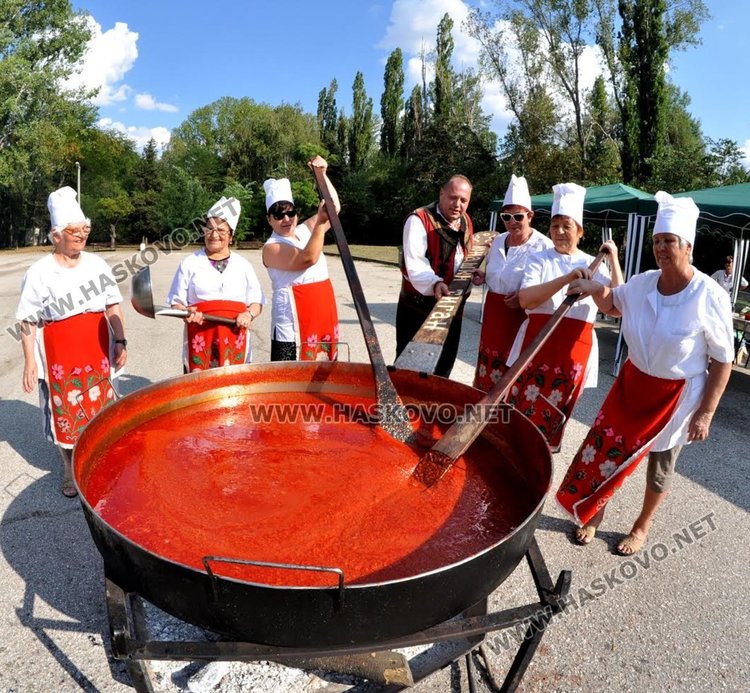 Приготвиха 500 кг. лютеница в големия тиган в парк "Марица"