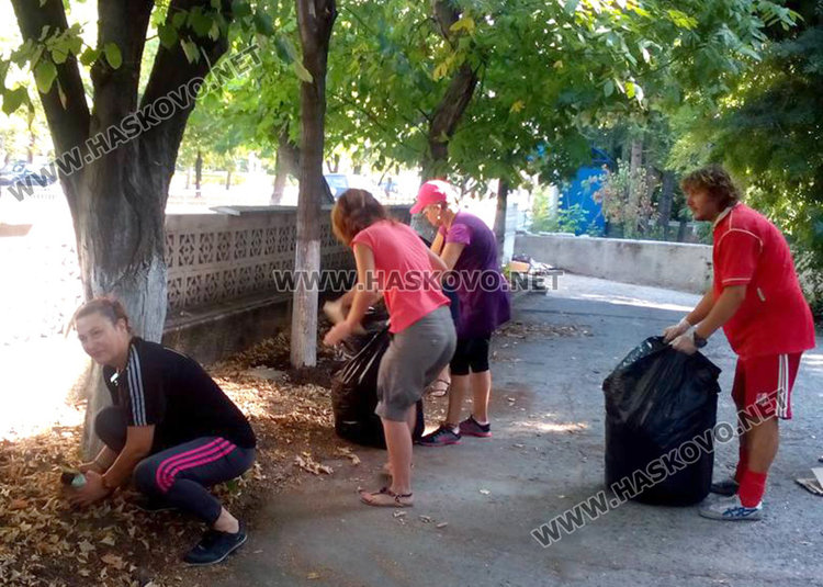 Силвия Тенчева (вляво) начело на бригадата